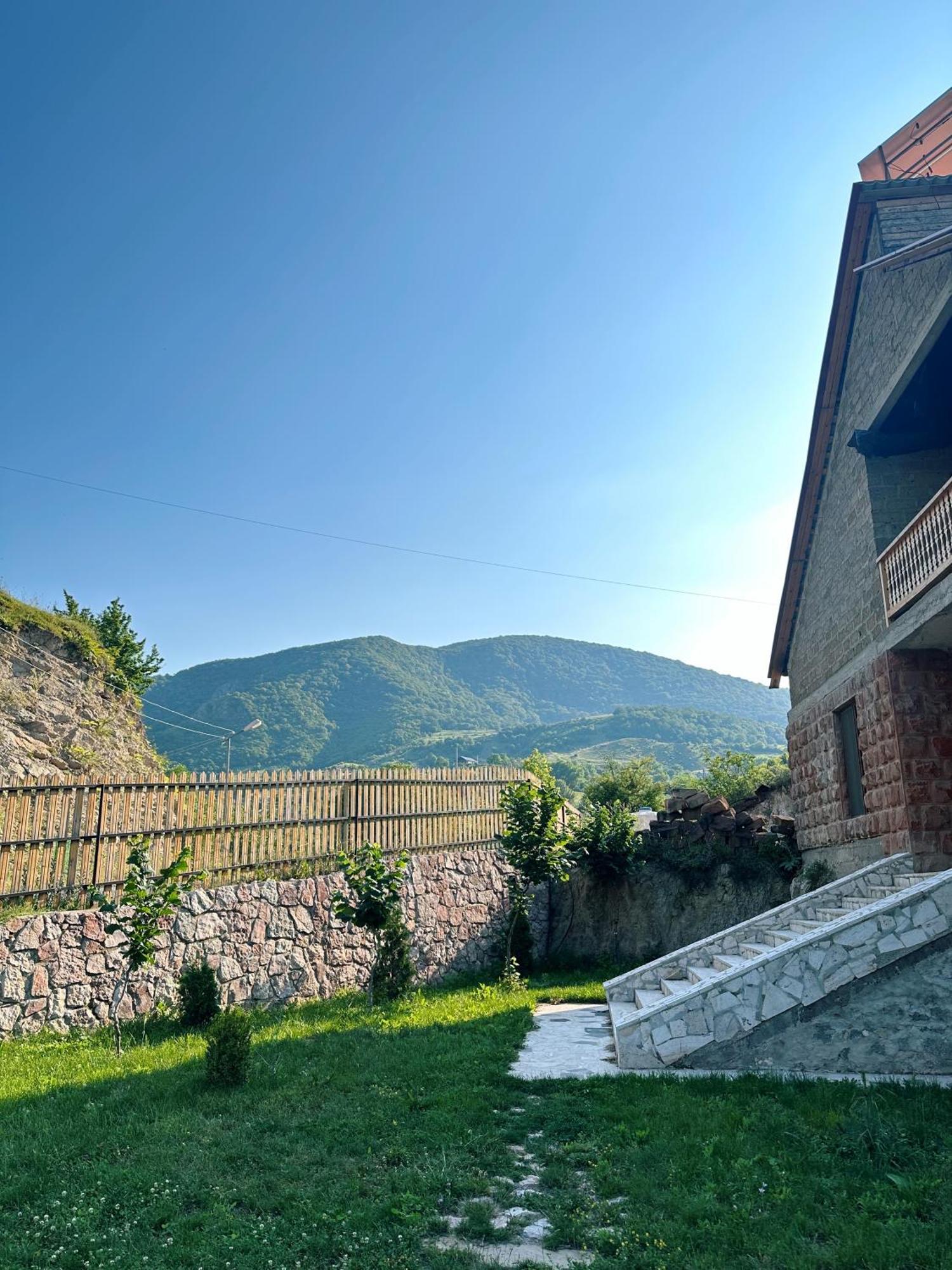Hovek Guest House Dilidzjan Buitenkant foto
