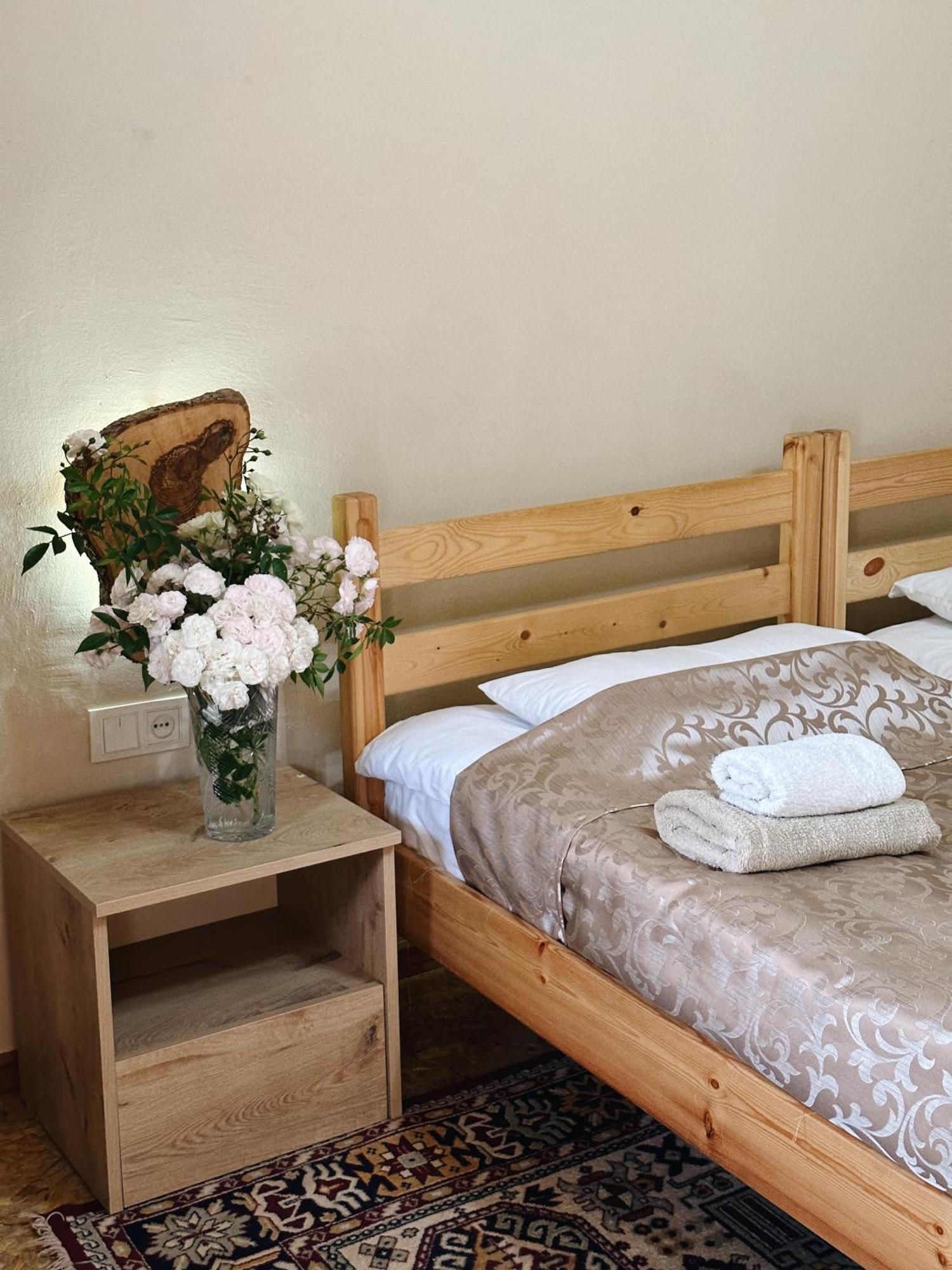 Hovek Guest House Dilidzjan Buitenkant foto